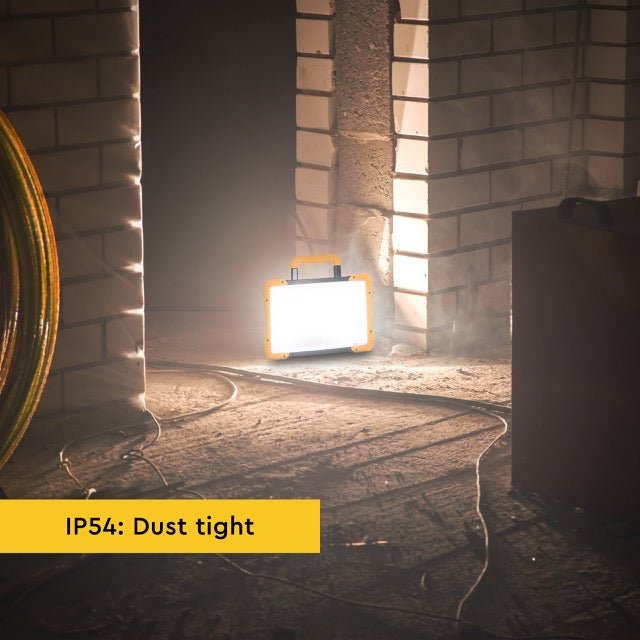 LED's Light 18V Hybride LED Bouwlamp 5500lm - Incl Adapters - Bedraad en draadloos te gebruiken – IP54 – Rough Service Tested – 47W Bouwlampen LED.nl